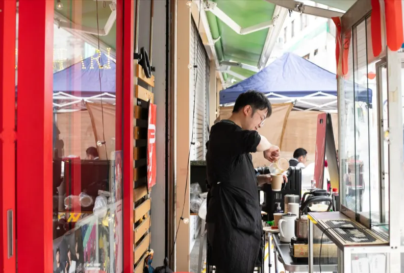 コーヒーを淹れる出店者