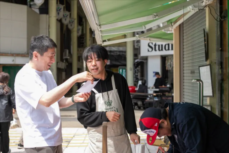 笑顔で話す出店者と来場者